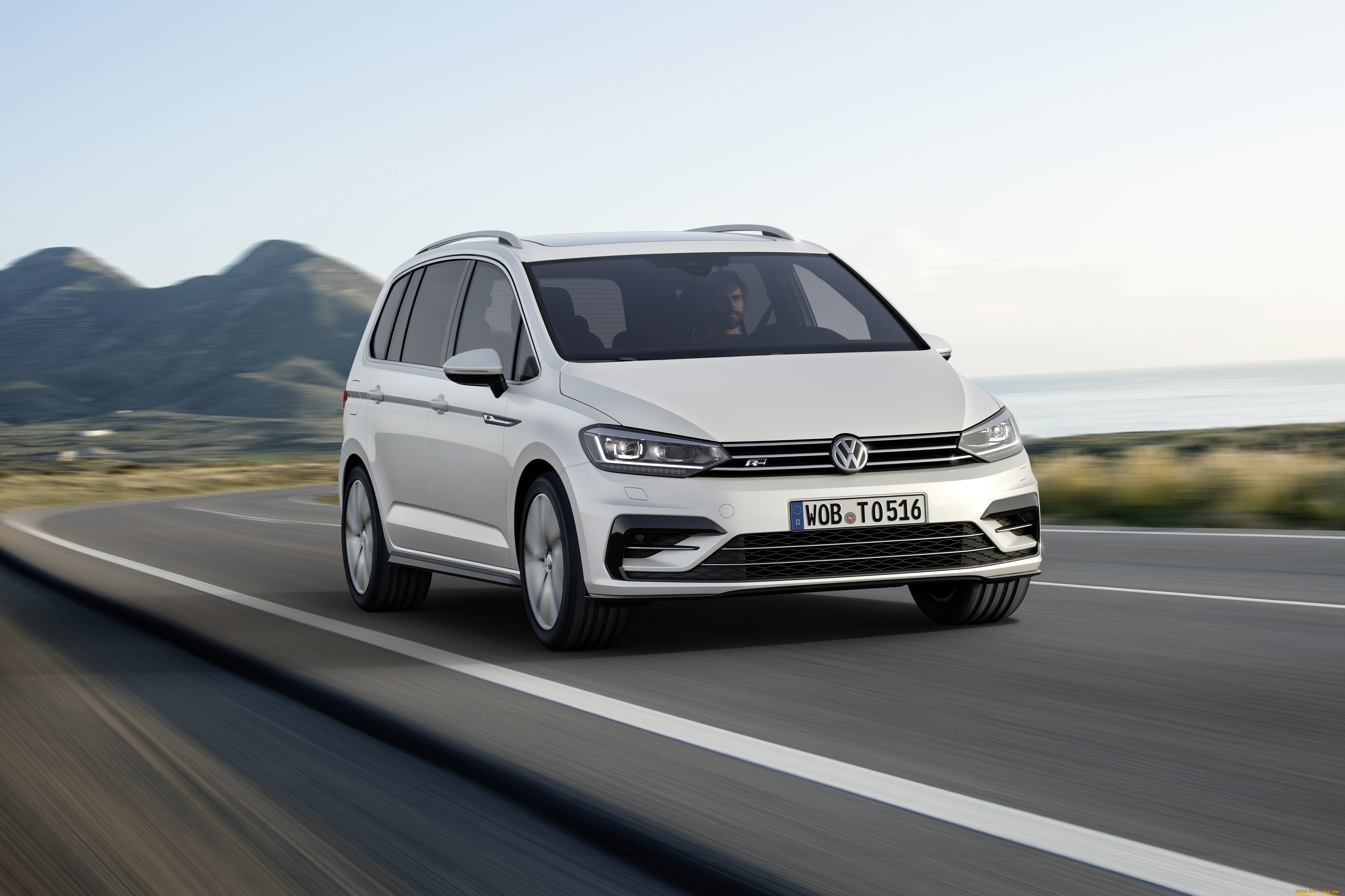 Vw touran. Фольксваген Туран 2020. Фольксваген Туран 2022. Фольксваген Туран 2021. Volkswagen Touran r-line.